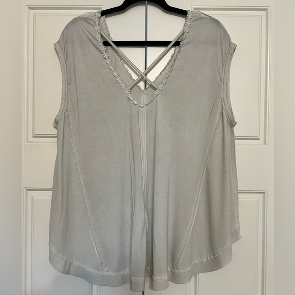 NWOT POL Gray/Beige Floral Flowy Criss Cross Tank Top - Picture 2 of 6